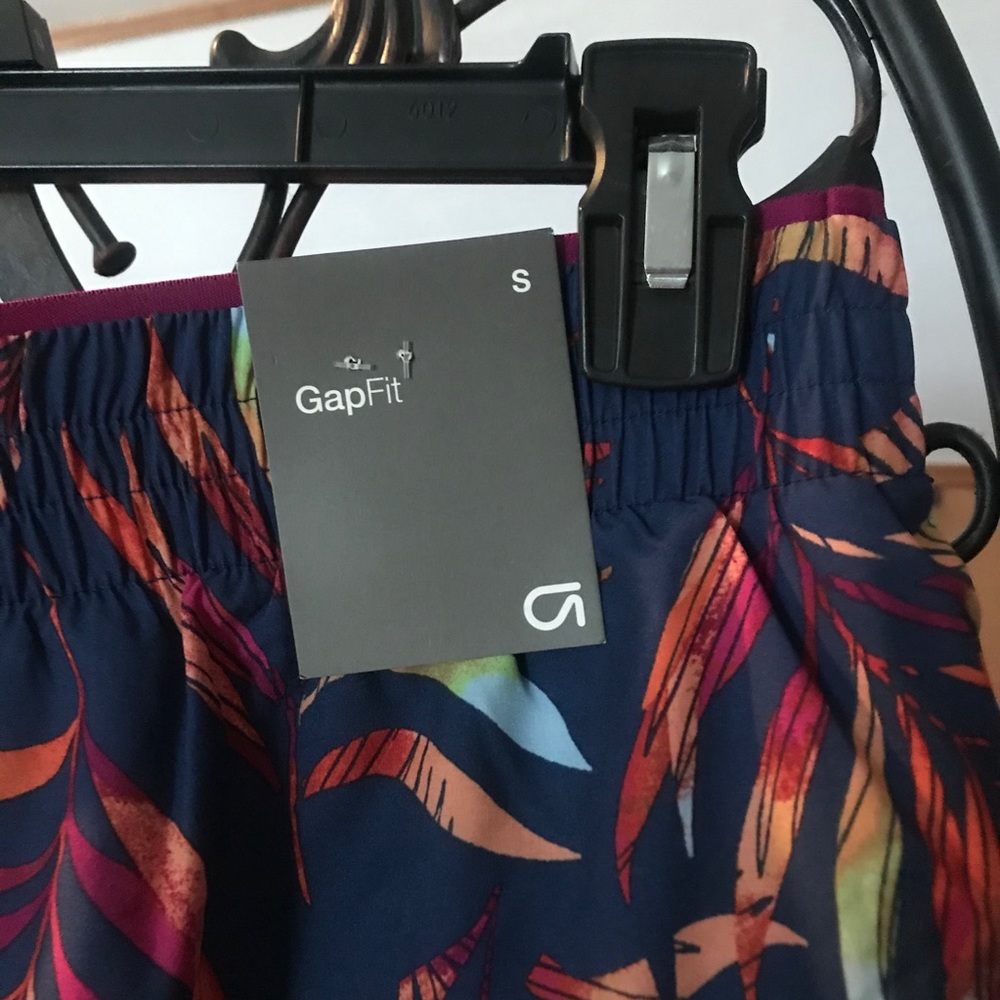 Gap tropical sports bra and shorts set - Picture 4 of 13